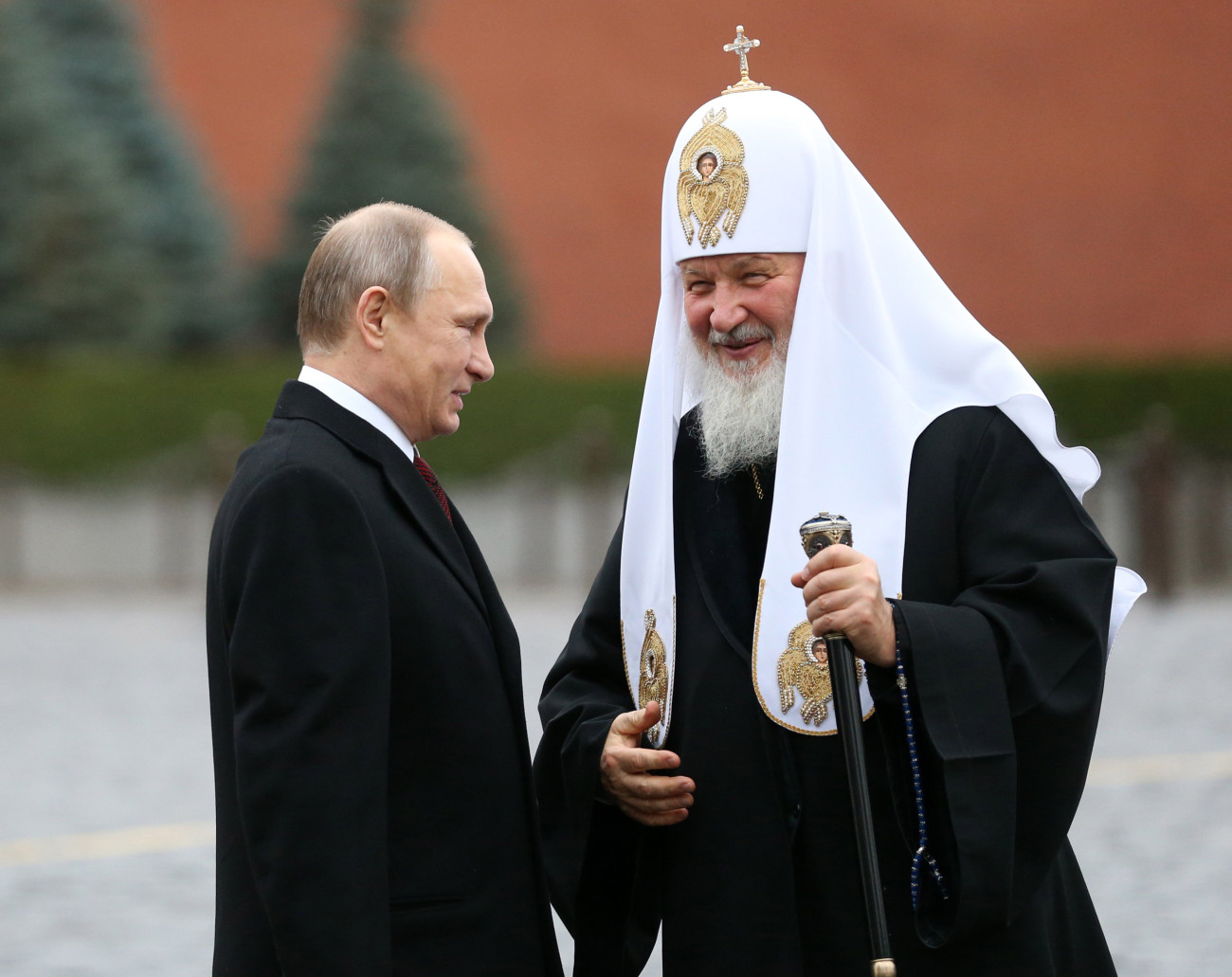 Vlagyimir Putyin elnök (B) és feltétlen híve Kiril pátriárka (J). Forrás: Getty Images