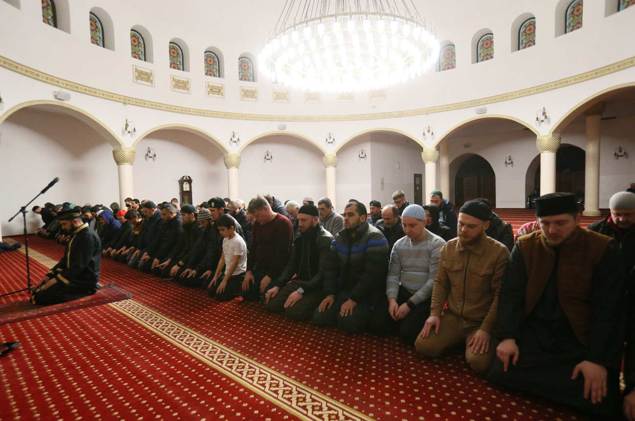 Muzulmán hívők imádkoznak a Ramadán első napján az Ar-Rahma mecsetben Kijevben. Forrás: Getty Images