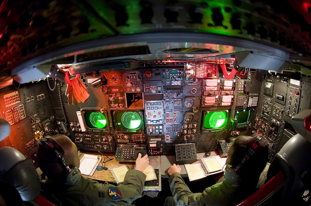 A fegyverzet kezelő tisztek ablaktalan kabinja a B-52-es pilótafülkéje alatt. Nem túl kényelmes hely egy majdnem más félnapos bevetéshez. Forrás: Wikipédia