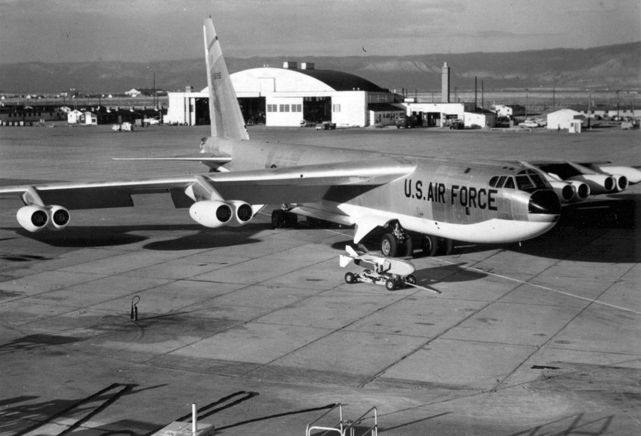 Az eredetileg nukleáris csapásmérésre tervezett B-52-esek alját, a hidegháború első éveiben, még fehérre festették, hogy óvják a gép szerkezetét az atomrobbanás okozta hatalmas hőhatástól. Forrás: Wikipédia