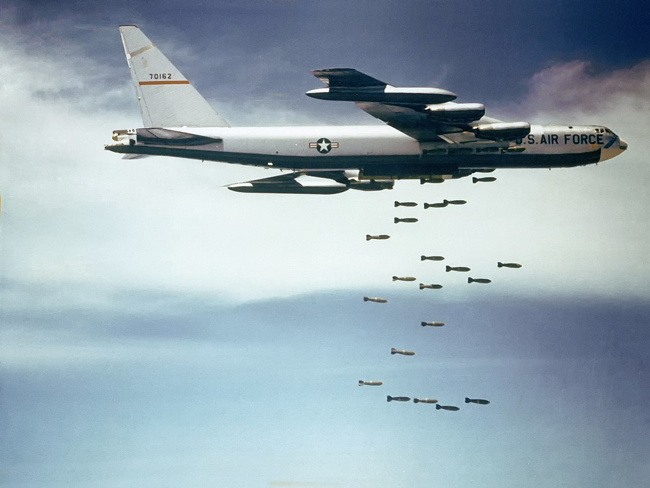 Szőnyegbombázás Indokína felett. Vietnámra, Laoszra és Kambodzsára az amerikai légierő összesen több mint 7 millió tonna bombát dobott le. Kétszer annyit mint a második világháború alatt Európában és a csendes-óceán hadszínterein. Forrás: Wikipédia