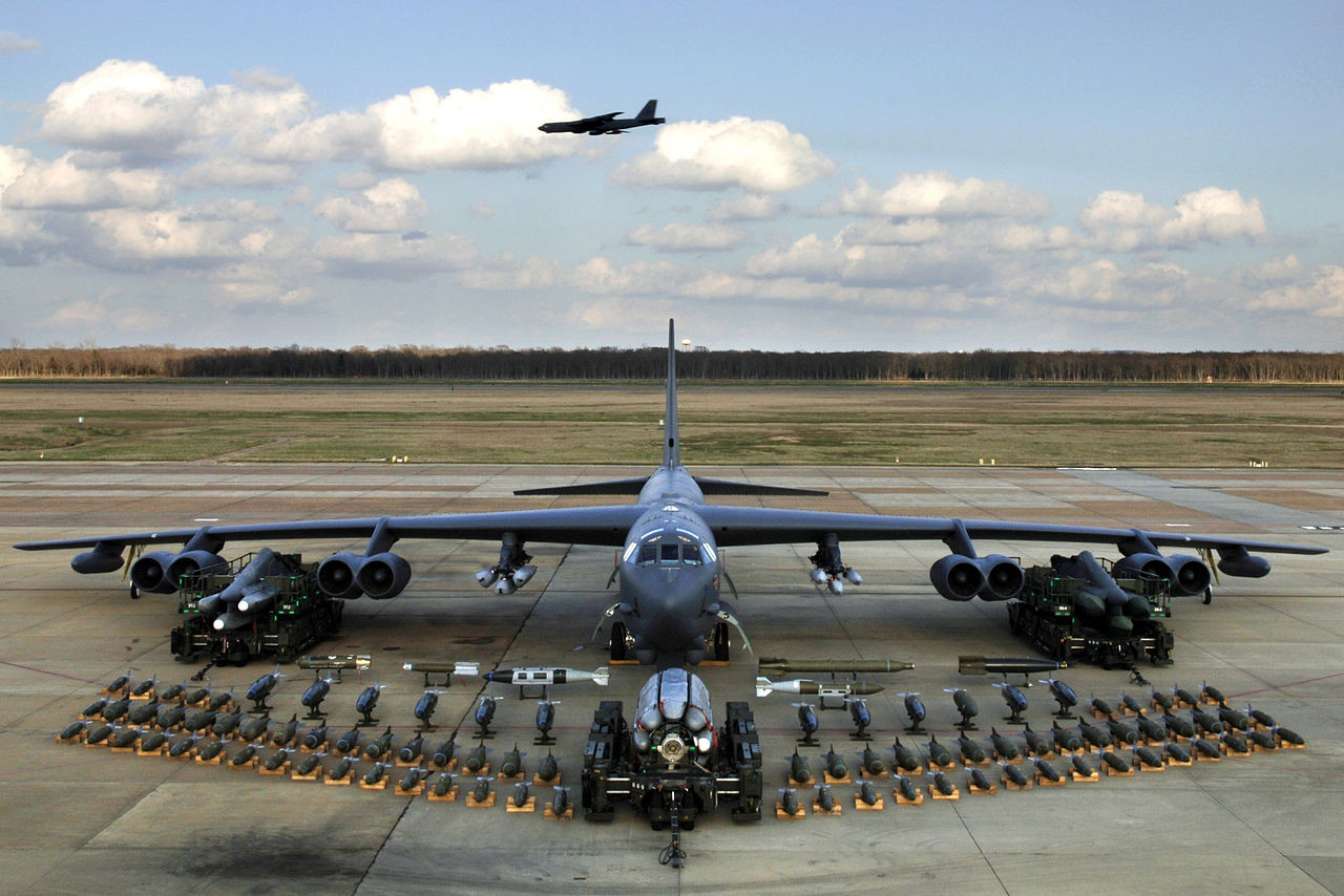 A Barksdale légitámaszpont egyik B-52-es teljes fegyverzetével együtt. Az öreg nehézbombázókra szinte az US Air Force valamennyi levegőből indítható csapásmérő fegyverét integrálták. Forrás: Wikipédia
