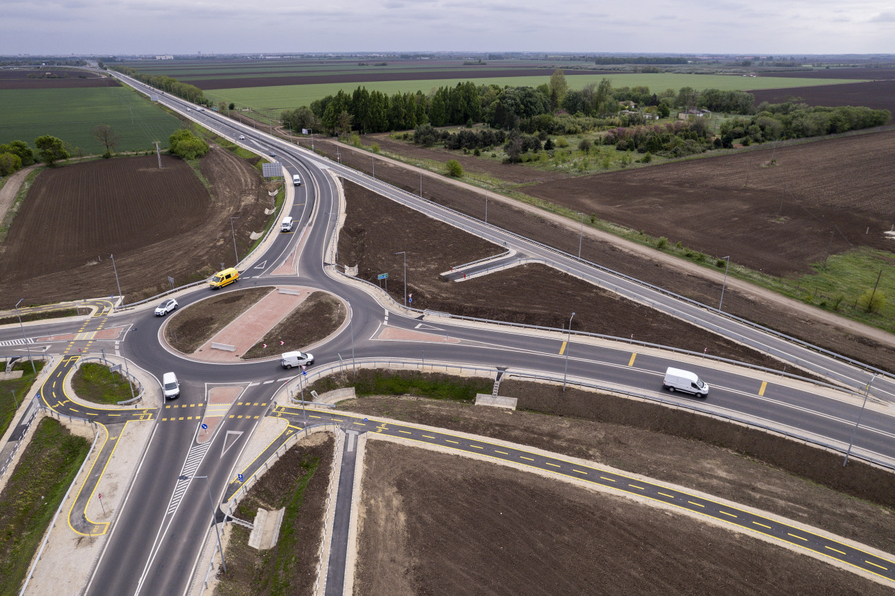 Debrecen, 2024. április 18.
A drónnal készült képen körforgalom a 33. számú főút kétszer két sávra bővített első szakaszánál Debrecen térségében az átadás napján, 2024. április 18-án.
MTI/Czeglédi Zsolt