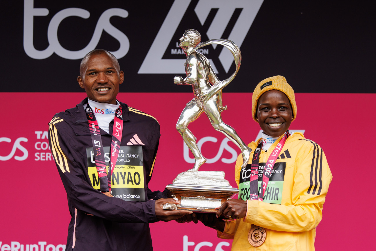 London, 2024. április 21.
A férfiak és a nők mezőnyében győztes kenyai élsportolók, Alexander Mutiso Munyao (b) és Peres Jepchirchir a londoni maraton eredményhirdetésén 2024. április 21-én.
MTI/EPA/Tolga Akmen