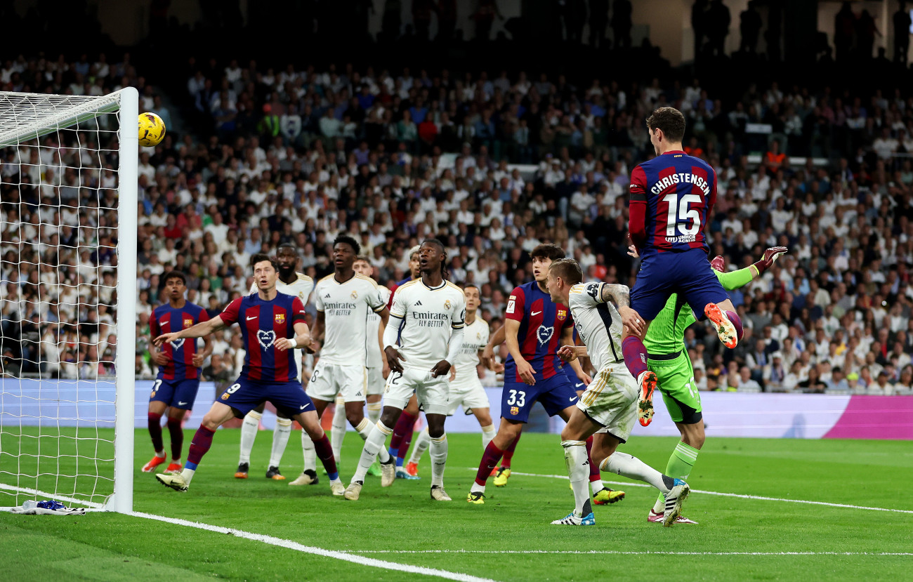MADRID, SPAIN - APRIL 21: Andreas Christensen of FC Barcelona scores his team's first goal during the LaLiga EA Sports match between Real Madrid CF and FC Barcelona at Estadio Santiago Bernabeu on April 21, 2024 in Madrid, Spain. (Photo by Florencia Tan Jun/Getty Images) (Photo by Florencia Tan Jun/Getty Images)