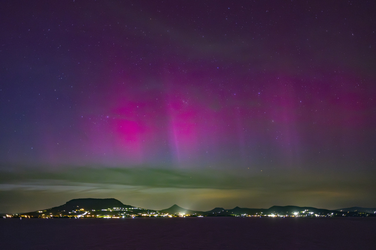 Fonyód, 2024. május 11.
Sarki fény (aurora borealis) látható az északi égbolton a Balaton felett a fonyódi magaspart felől fényképezve 2024. május 10-én este.
MTI/Varga György