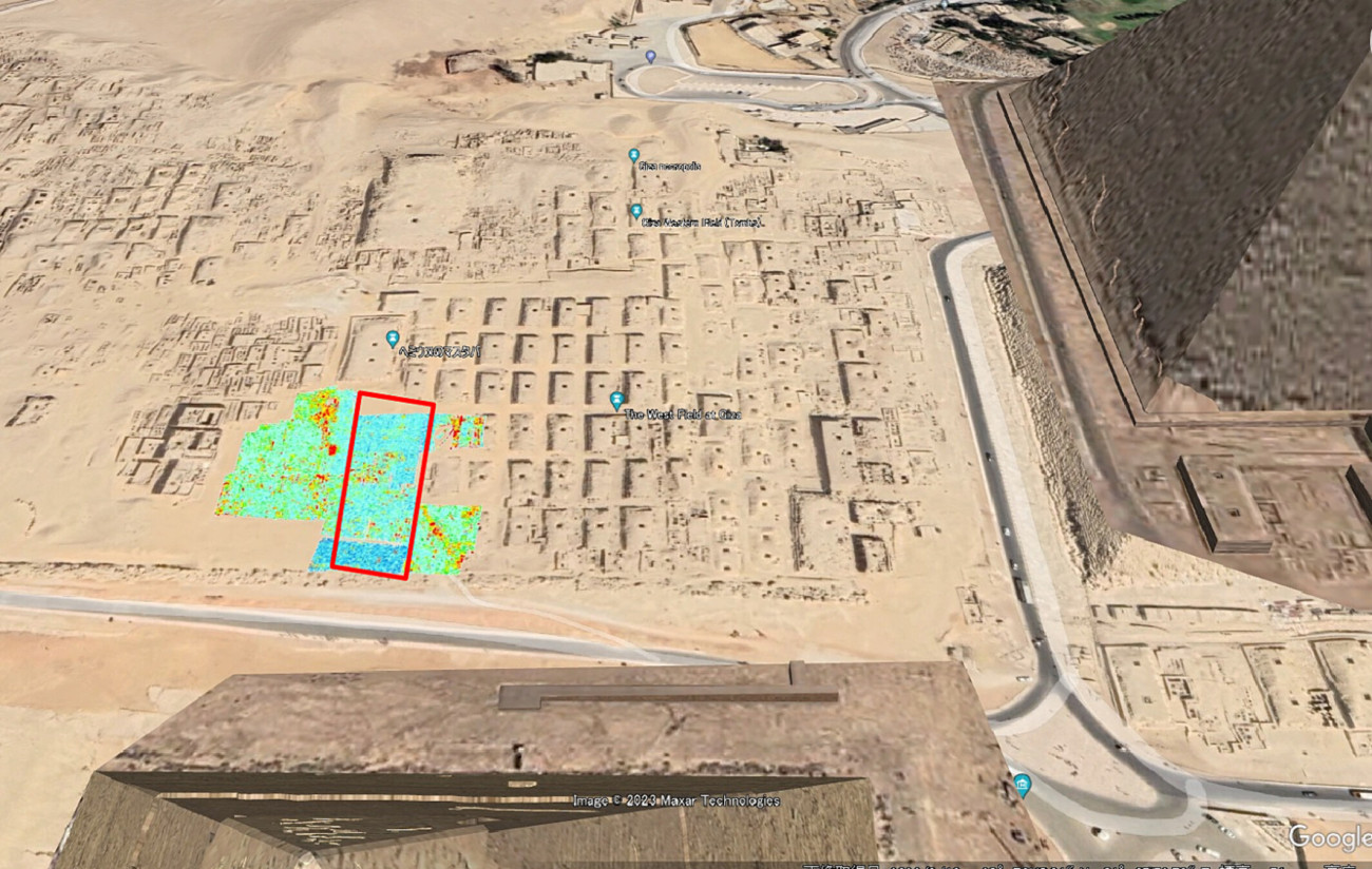 A felmérési terület helye a nagy piramis mellett, kivetítve a Google Térképen. A piros téglalap mutatja a kezdeti felmérés területét. A színes ábra a földvizsgálatok vízszintes profilját mutatja (forrás: Archaeological Prospection)