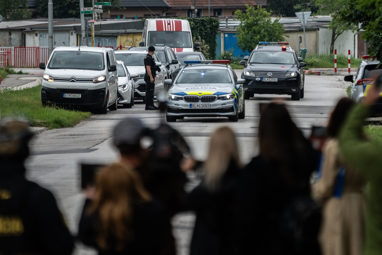 Bazin, 2024. május 18.
A Robert Fico szlovák miniszterelnök elleni merénylet elkövetésének gyanúsítottját szállító járműoszlop a bazini különleges büntetőbírósághoz érkezik 2024. május 18-án. A politikust három nappal korábban Nyitrabányán négy lövéssel életveszélyesen megsebesítette egy 71 éves lévai férfi.
MTI/EPA/Jakub Gavlák