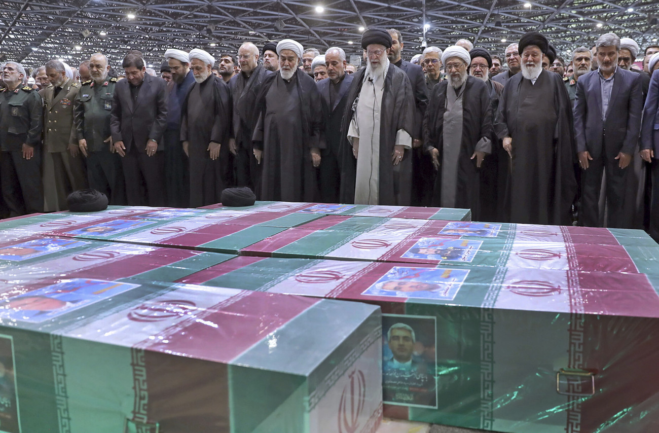 Teherán, 2024. május 22.
A legfőbb iráni vezető hivatala által közzétett képen Ali Hamenei ajatolláh, Irán legfőbb vallási és politikai vezetője (j4) lerója kegyeletét Ebrahim Raiszi iráni elnök és a többi áldozat temetésén Teheránban 2024. május 22-én. A három nappal korábbi balesetben életét vesztette többek között Hoszein Amirabdollahián iráni külügyminiszter is.
MTI/AP/Legfőbb iráni vezető hivatala