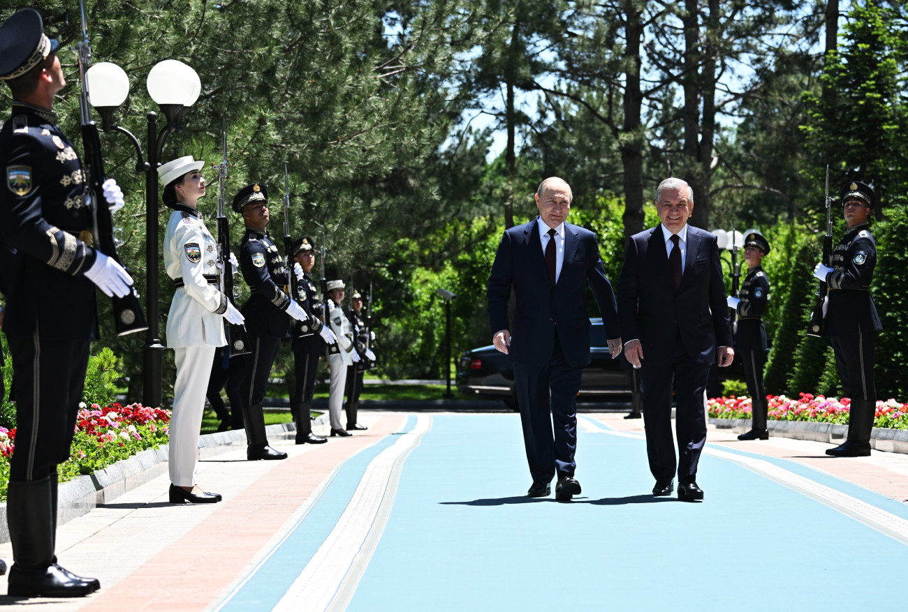 Savkat Mirzijojev üzbég elnök (j) taskenti palotájának udvarán fogadja Vlagyimir Putyin orosz államfőt. Abban állapodtak meg, hogy békét és stabilitást teremtenek Afganisztánban. 
MTI/EPA/Szputnyik pool/Mihail Mecel