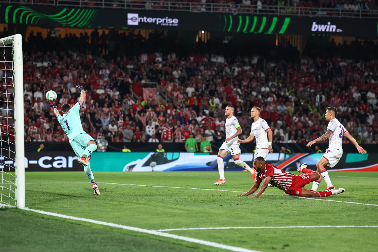 ATHENS, GREECE - MAY 29: Ayoub El Kaabi of Olympiakos misses with a header during the UEFA Europa Conference League 2023/24 final match between Olympiacos FC and ACF Fiorentina at AEK Arena on May 29, 2024 in Athens, Greece.(Photo by Robbie Jay Barratt - AMA/Getty Images)