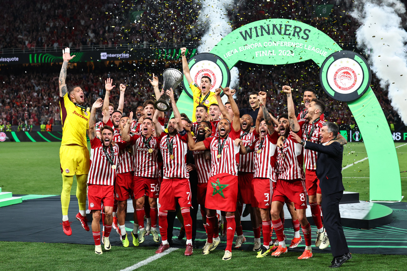 ATHENS, GREECE - MAY 29: Kostas Fortounis of Olympiakos lifts the UEFA Europa Conference League 2023/24 trophy at full time as Olympiacos FC win the UEFA Europa Conference League 2023/24 final during the UEFA Europa Conference League 2023/24 final match between Olympiacos FC and ACF Fiorentina at AEK Arena on May 29, 2024 in Athens, Greece.(Photo by Robbie Jay Barratt - AMA/Getty Images)