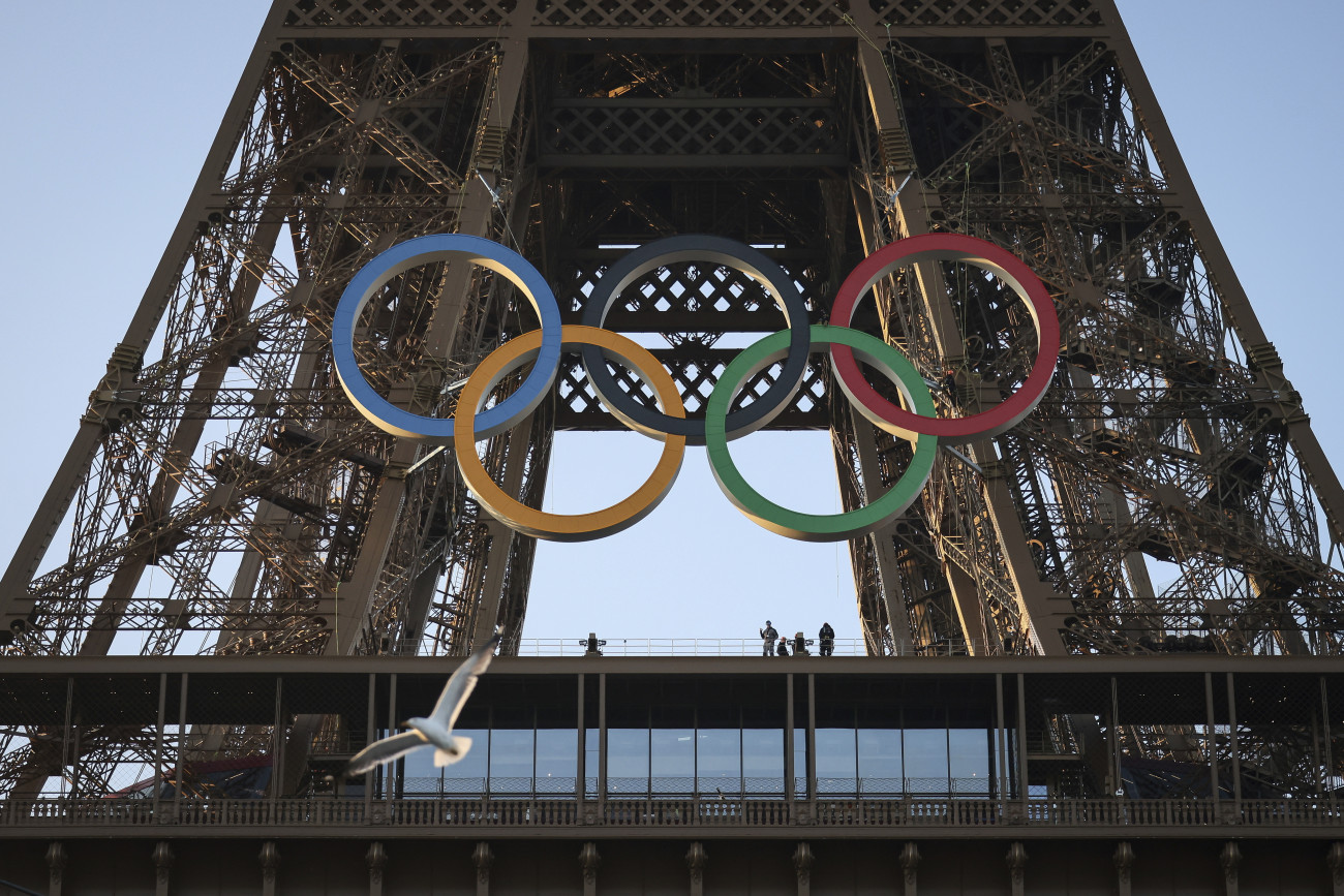 Párizs, 2024. június 7.
Az olimpiai ötkarika a párizsi Eiffel-tornyon 2024. június 7-én. A párizsi olimpiára július 26. és augusztus 11. között kerül sor, míg a paralimpiát augusztus 28. és szeptember 8. között rendezik.
MTI/AP/Thomas Padilla