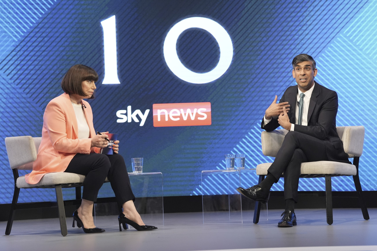Grimsby, 2024. június 13.
Rishi Sunak brit miniszterelnök, a Konzervatív Párt vezetője (j) Bet Rigby brit újságíróval beszélget a brit választási kampány második miniszterelnök-jelölti televíziós vitájában a Sky News kereskedelmi hírtelevízióban Grimsbyben 2024. június 12-én. A vitában Sunak és Sir Keir Starmer, a legnagyobb brit ellenzéki erő, a Munkáspárt vezetője vett részt. Nagy-Britanniában július 4-én tartanak parlamenti választásokat.
MTI/AP-PApool/Stefan Rousseau