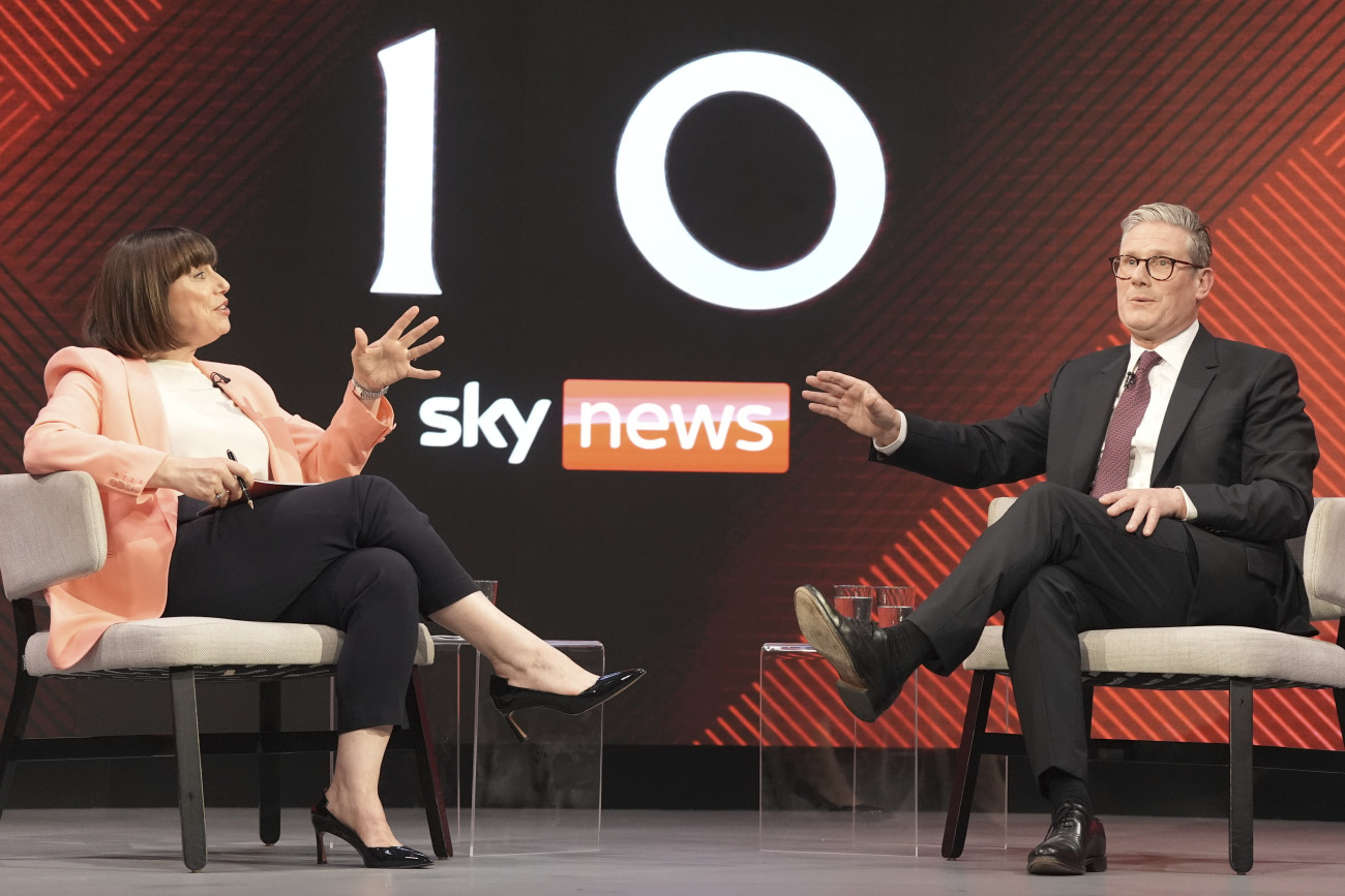 Grimsby, 2024. június 13.
Sir Keir Starmer, a legnagyobb brit ellenzéki erő, a Munkáspárt vezetője (j) Bet Rigby brit újságíróval beszélget a brit választási kampány második miniszterelnök-jelölti televíziós vitájában a Sky News kereskedelmi hírtelevízióban Grimsbyben 2024. június 12-én. A vitában Starmer és Rishi Sunak konzervatív párti kormányfő vett részt. Nagy-Britanniában július 4-én tartanak parlamenti választásokat.
MTI/AP-PA pool/Stefan Rousseau