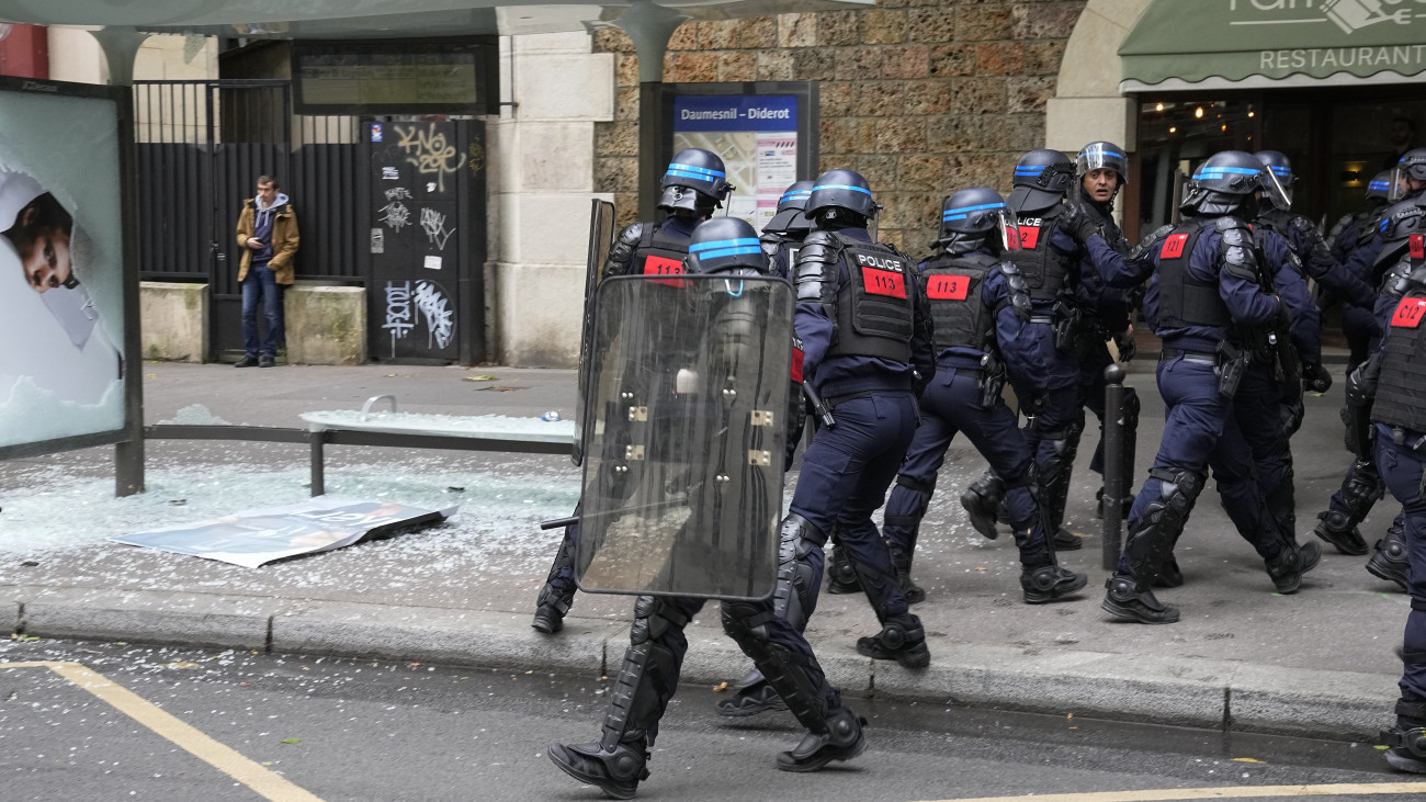 Párizs, 2024. június 15.
A jobboldali Nemzeti Tömörülés (RN) elleni tüntetésen megrongált párizsi buszmegálló mellett rohamrendőrök 2024. június 15-én. Franciaországban június 30-án és július 7-én előrehozott parlamenti választásokat tartanak.
MTI/AP/Michel Euler