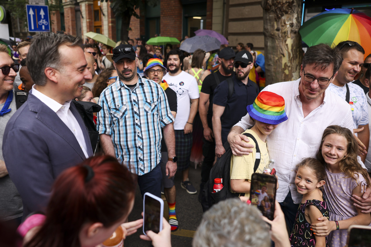 Budapest, 2024. június 22.
David Pressman, az Egyesült Államok budapesti nagykövete (b) és Karácsony Gergely főpolgármester (j2) a 29. Budapest Pride résztvevői között az Andrássy úton 2024. június 22-én.
MTI/Hegedüs Róbert