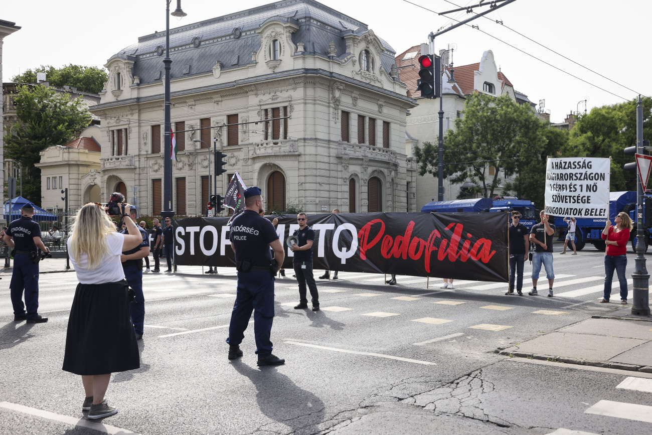 Budapest, 2024. június 22.
A Hatvannégy Vármegye Ifjúsági Mozgalom demonstrációja, amelyet a 29. Budapest Pride felvonulással elleni tiltakozásul tartottak a Dózsa György úton 2024. június 22-én.
MTI/Hegedüs Róbert