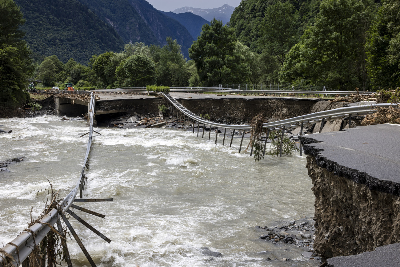 Lostallo, 2024. június 23.
A megáradt Moesa folyó által elpusztított A13-as autópálya a Svájc déli részén fekvő Lostallóban 2024. június 23-án. Az áradások miatt több tucatnyi embernek kellett elhagynia otthonát, hárman eltűntek.
MTI/EPA/Keystone/Michael Buholzer