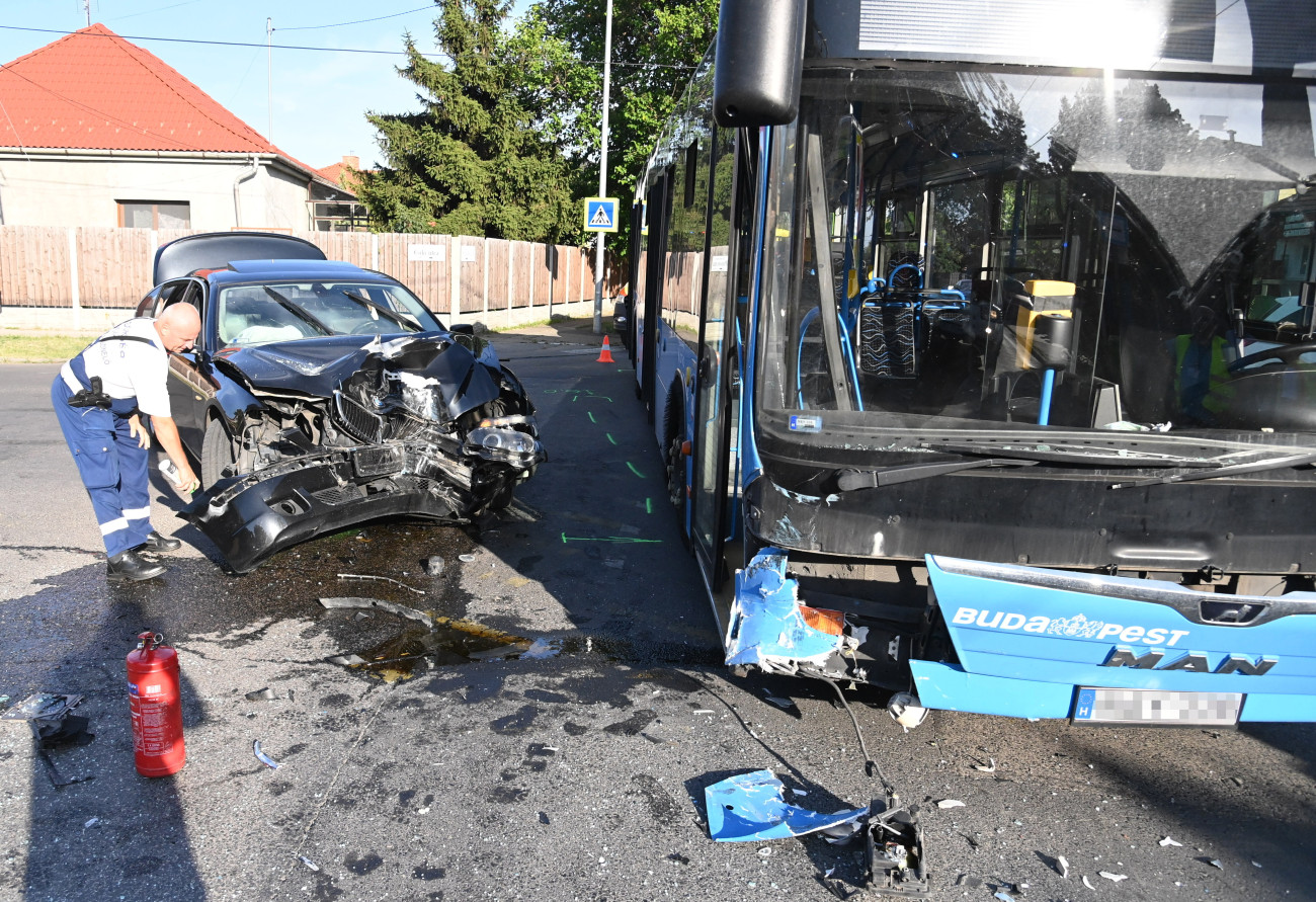 Budapest, 2024. június 25.
Sérült személygépkocsi és autóbusz, miután összeütköztek Budapesten, a XIX. kerületi Pozsony és Csiky utca kereszteződésében 2024. június 25-én. A balesetben hatan - köztük hárman gyerekek - megsérültek.
MTI/Mihádák Zoltán