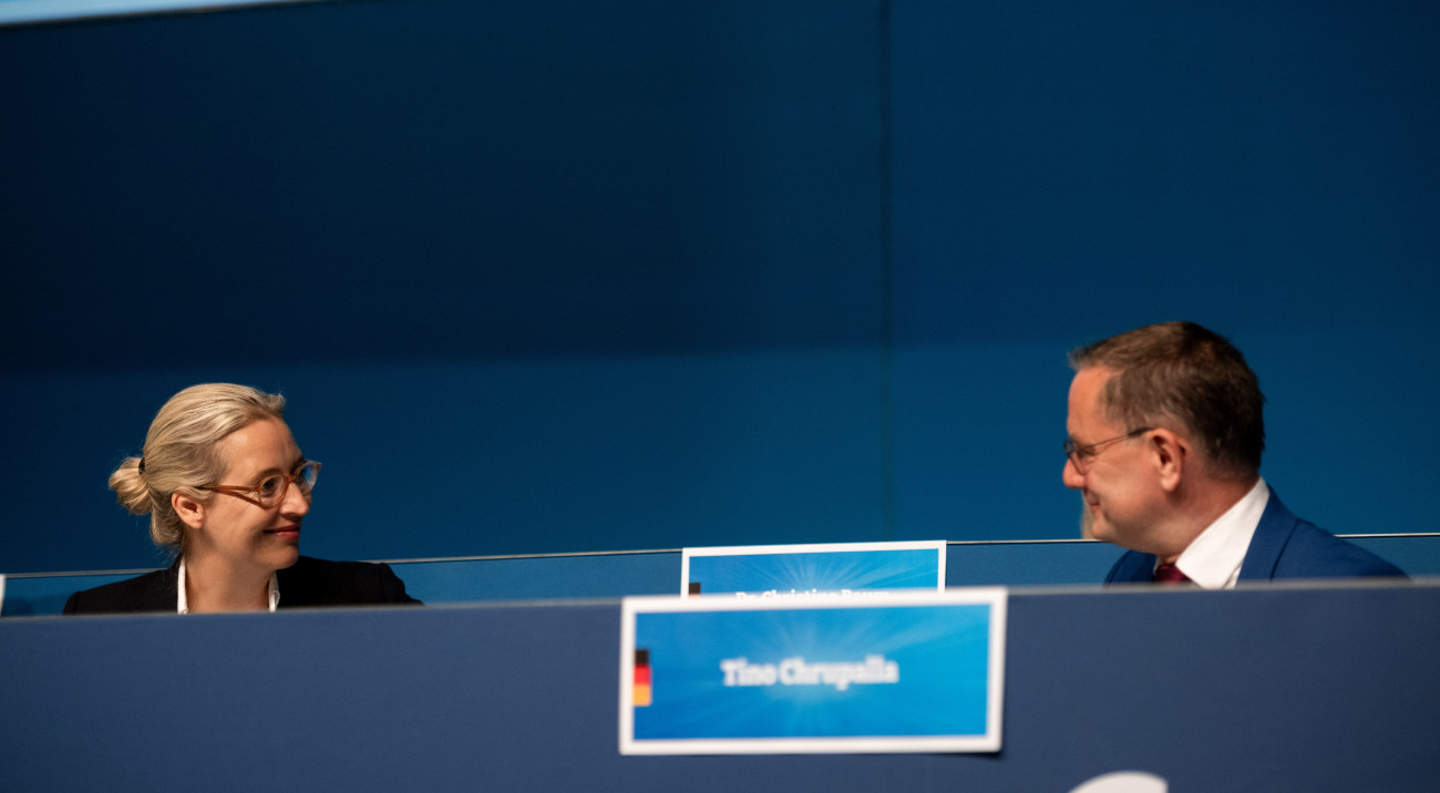 Essen, 2024. június 29.
Tino Chrupalla (j) és Alice Weidel, az Alternatíva Németországnak (AfD) párt társelnökei a párt kongresszusán Essenben 2024. június 29-én.
MTI/EPA/Fabian Strauch