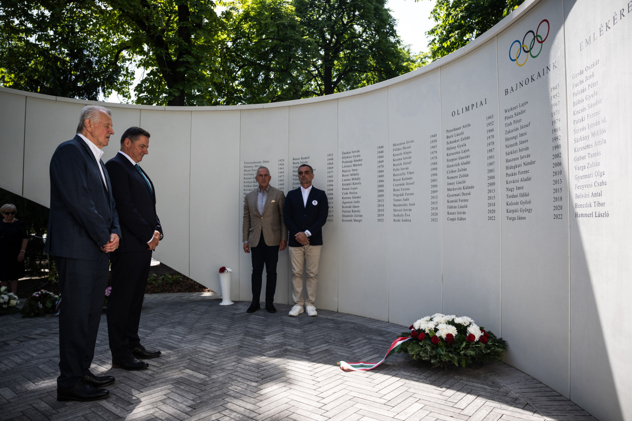 Budapest, 2024. július 10.
Schmitt Pál, a Magyar Olimpiai Bizottság (MOB) tiszteletbeli elnöke, a Nemzet Sportolója, olimpiai bajnok vívó (b) és Gyulay Zsolt, a Magyar Olimpiai Bizottság (MOB) elnöke megkoszorúzza az elhunyt olimpiai bajnokok új emlékfalát az ünnepélyes felavatásán a Farkasréti temetőben 2024. július 10-én.
MTI/Mónus Márton