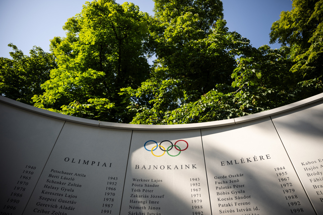 Budapest, 2024. július 10.
Az elhunyt olimpiai bajnokok új emlékfala a Farkasréti temetőben az ünnepélyes felavatása napján, 2024. július 10-én.
MTI/Mónus Márton