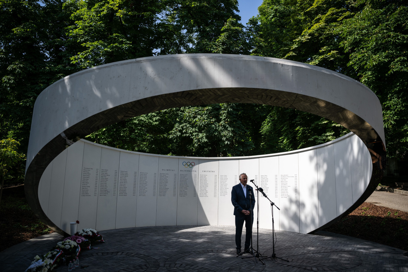 Budapest, 2024. július 10.
Schmitt Pál, a Magyar Olimpiai Bizottság (MOB) tiszteletbeli elnöke, a Nemzet Sportolója, olimpiai bajnok vívó beszédet mond az elhunyt olimpiai bajnokok új emlékfala ünnepélyes felavatásán a Farkasréti temetőben 2024. július 10-én.
MTI/Mónus Márton