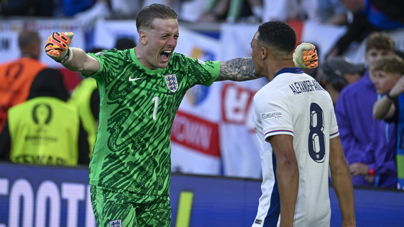 Düsseldorf, 2024. július 6.
Jordan Pickford kapus (b) és Trent Alexander-Arnold, az angol válogatott játékosai csapatuk továbbjutását ünneplik a 2024-es németországi labdarúgó Európa-bajnokság negyeddöntőjében játszott Anglia - Svájc mérkőzés után a düsseldorfi Merkur Spiel Arénában 2024. július 6-án. Az angolok 1-1-es döntetlen és hosszabbítás után tizenegyesekkel 5-3-ra győztek.
MTI/Koszticsák Szilárd