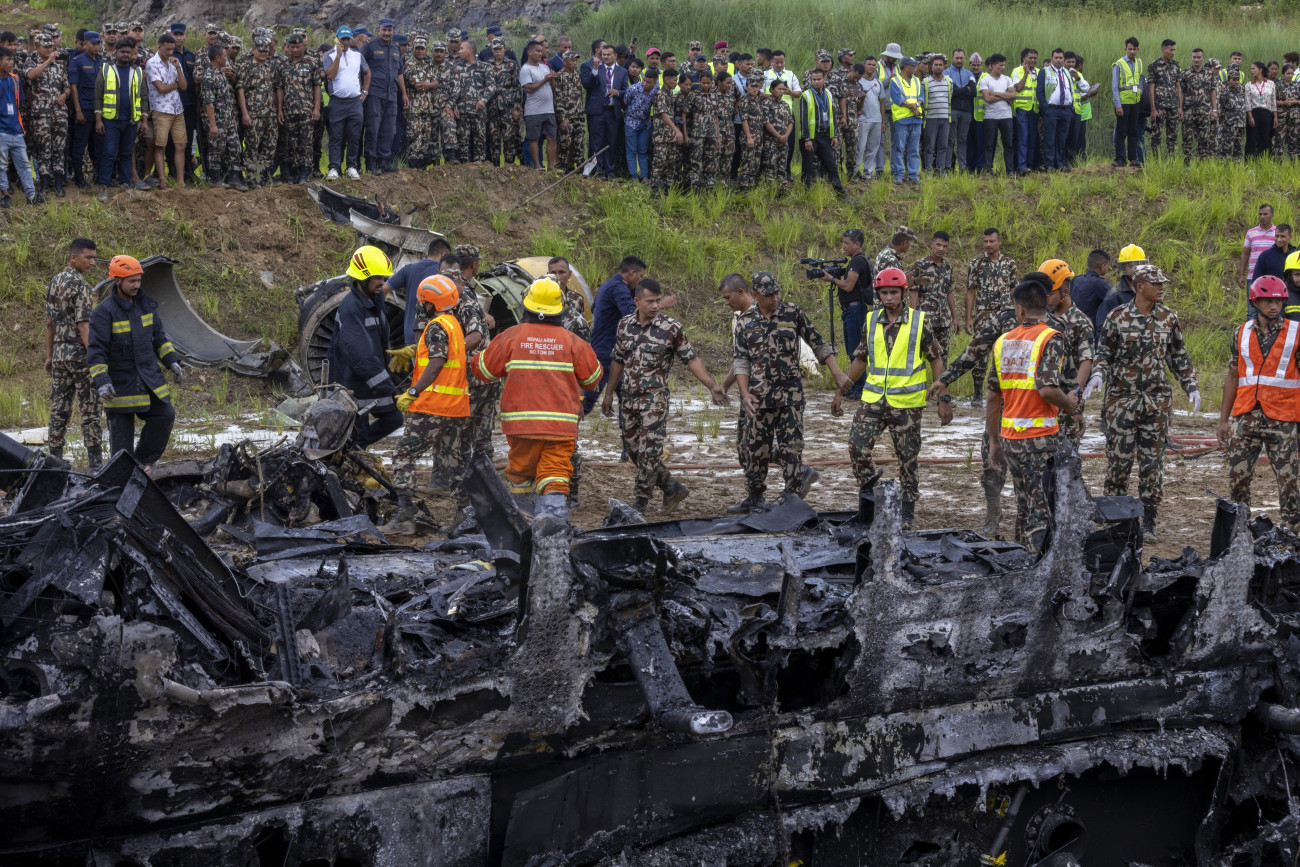 Katmandu, 2024. július 24.
Katonák veszik körül a Saurya Airlines nepáli légitársaság egyik repülőgépének a roncsát a Tribhuvan nemzetközi repülőtéren Katmanduban 2024. július 24-én, miután felszállás közben lecsúszott a kifutópályáról és kigyulladt. A baleset következtében a fedélzeten utazó 19 emberből 18 ember életét vesztette, a katasztrófát csak a pilóta élet túl, őt kórházba szállították.
MTI/EPA/Narendra Sresztha