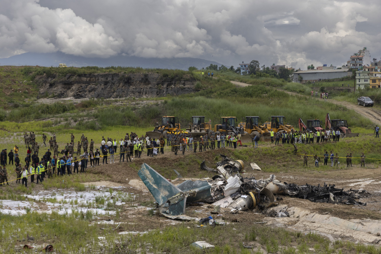 Katmandu, 2024. július 24.
A Saurya Airlines nepáli légitársaság egy repülőgépének roncsa a Tribhuvan nemzetközi repülőtéren Katmanduban 2024. július 24-én, miután felszállás közben lecsúszott a kifutópályáról és kigyulladt. A baleset következtében a fedélzeten utazó 19 emberből 18 ember életét vesztette, a katasztrófát csak a pilóta élet túl, őt kórházba szállították.
MTI/EPA/Narendra Sresztha