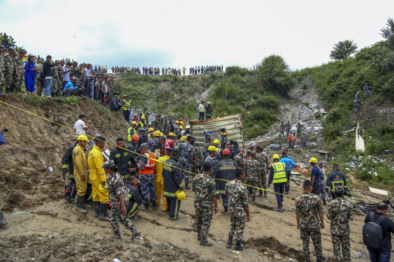 Katmandu, 2024. július 24.
Katonák veszik körül a Saurya Airlines nepáli légitársaság egyik repülőgépének a roncsát a Tribhuvan nemzetközi repülőtéren Katmanduban 2024. július 24-én, miután felszállás közben lecsúszott a kifutópályáról és kigyulladt. A baleset következtében a fedélzeten utazó 19 emberből 18 ember életét vesztette, a katasztrófát csak a pilóta élet túl, őt kórházba szállították.
MTI/AP/Sujan Gurung