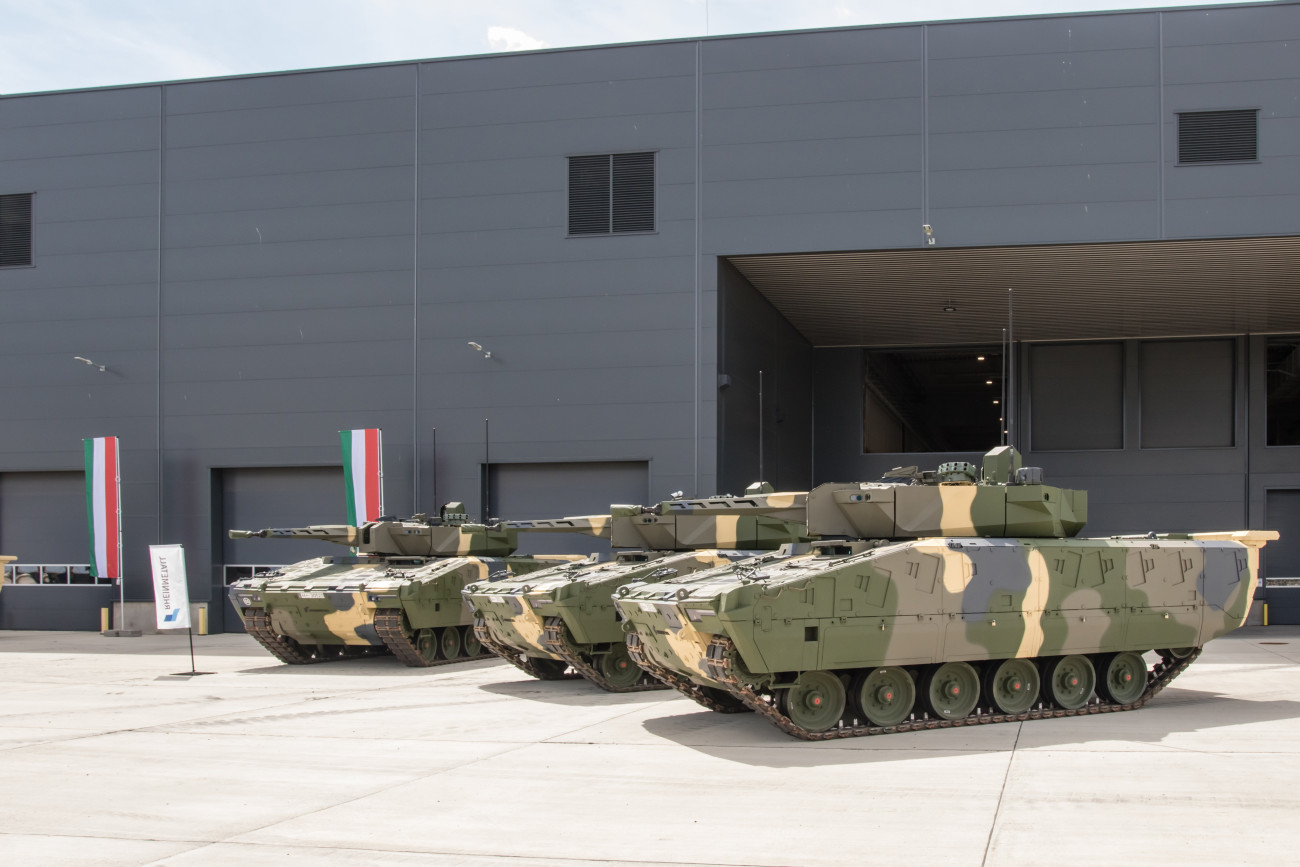 Zalaegerszeg, 2024. július 24.
Az első magyar gyártmányú Lynx KF-41 gyalogsági harcjármű átadása a Rheinmetall Hungary Zrt. zalaegerszegi gyárában 2024. július 24-én.
MTI/Katona Tibor