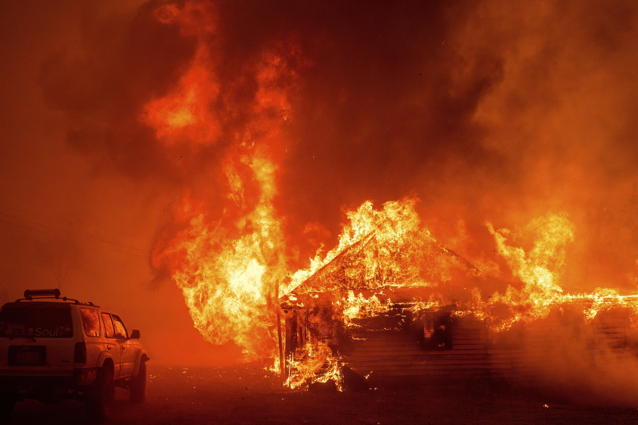 Cohasset, 2024. július 26.
Bozóttűzben kigyulladt épületet emésztenek fel a lángok a Butte megyei Cohasset településen 2024. július 25-én, a Kaliforniában pusztító erdőtüzek idején.
MTI/AP/Noah Berger