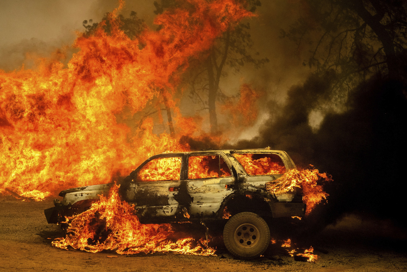 Cohasset, 2024. július 26.
Bozóttűz emészt fel egy parkoló autót a Butte megyei Cohasset településen 2024. július 25-én, a Kaliforniában pusztító erdőtüzek idején.
MTI/AP/Noah Berger