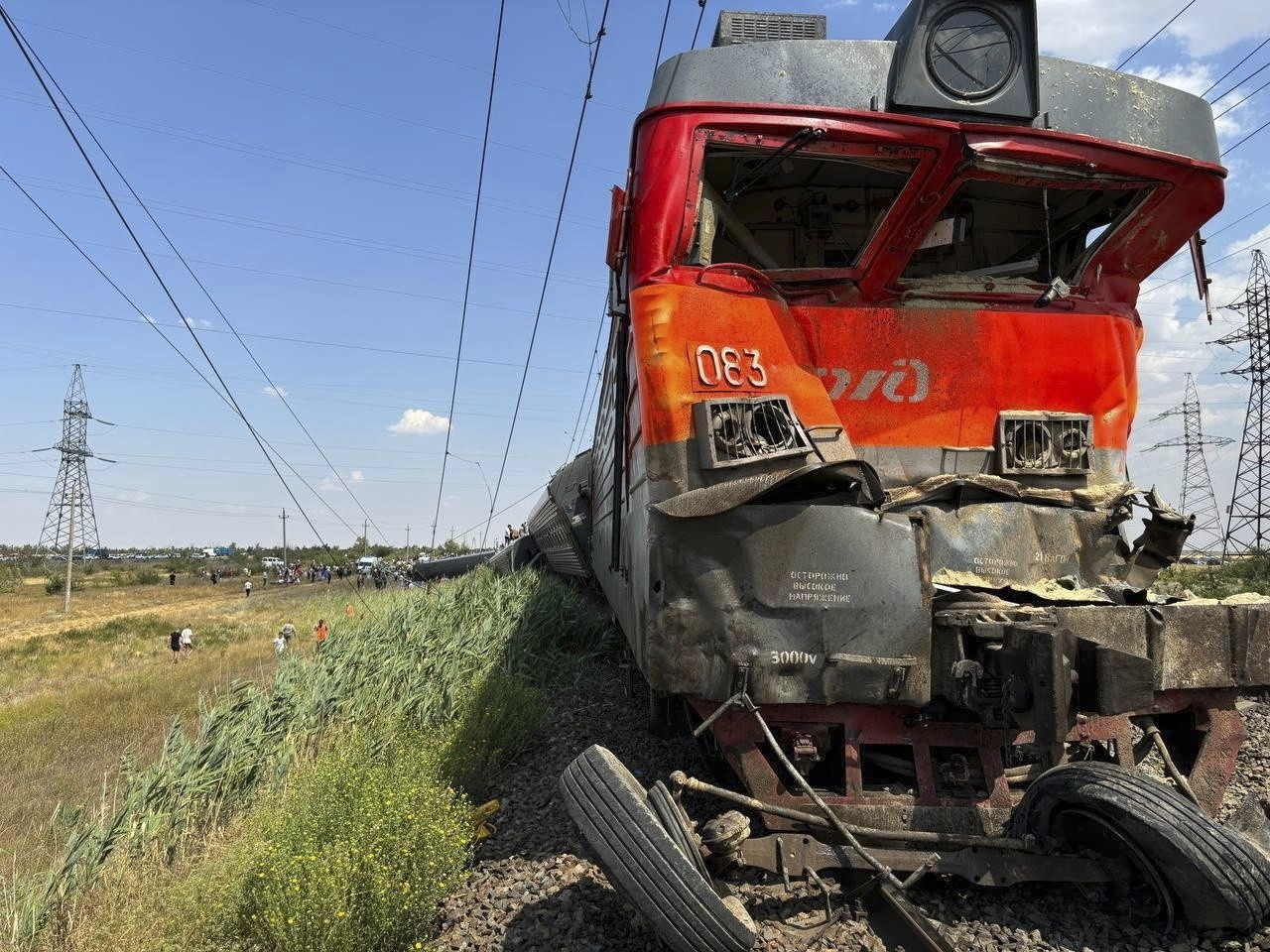 Kotyelnyikovo, 2024. július 29.
A kotyelnyikovói körzeti közigazgatás képén a mozdony roncsa a helyszínen 2024. július 29-én, miután teherautóval ütközött egy személyszállító vonat és nyolc vagonja kisiklott a Volgográdi területen fekvő Kotyelnyikovo város közelében. Legalább két ember életét vesztette, mintegy százan megsérültek.
MTI/AP/Kotelnikovsky District Administration