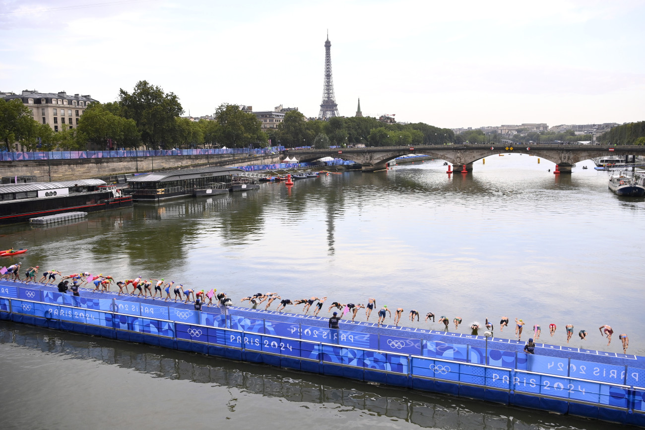 Párizs, 2024. július 31.
Elrajtol a mezőny a női triatlonosok versenyében a 2024-es párizsi nyári olimpián a III. Sándor hídnál 2024. július 31-én.
MTI/Czeglédi Zsolt