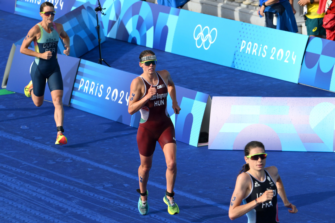 Párizs, 2024. július 31.
Kuttor-Bragmayer Zsanett (k) fut a női triatlonosok versenyében a 2024-es párizsi nyári olimpián 2024. július 31-én.
MTI/Czeglédi Zsolt
