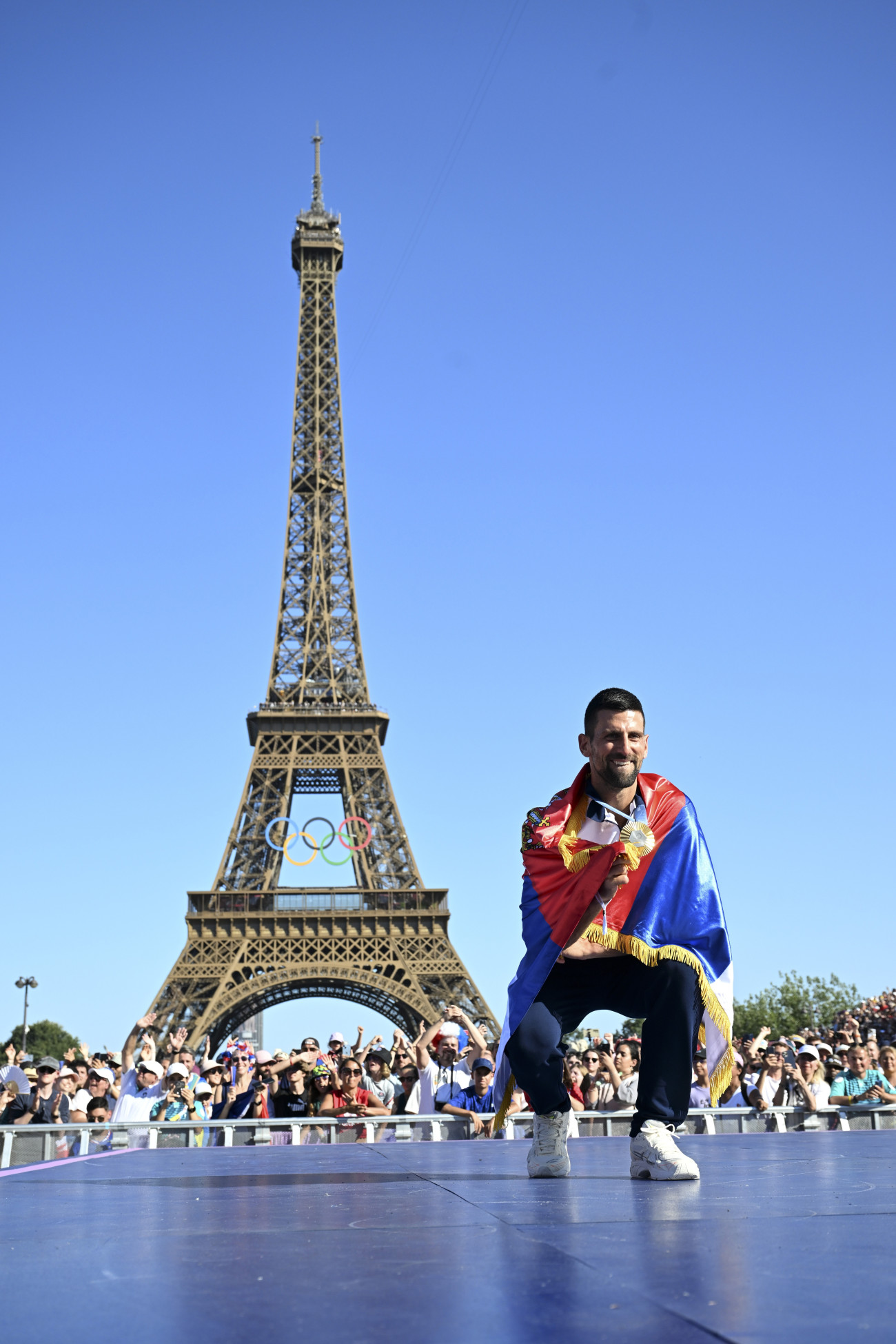 Párizs, 2024. augusztus 5.
Az aranyérmes szerb Novak Djokovic, a férfi egyes tenisztorna győztese a 2024-es párizsi nyári olimpián a Trocadéro téren a Bajnokok Parkjában 2024. augusztus 5-én.
MTI/Illyés Tibor