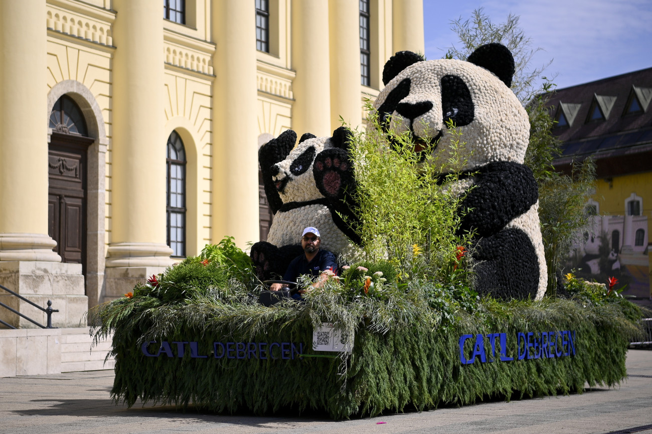 Debrecen, 2024. augusztus 20.
A CATL nevű virágkocsi a debreceni virágkarneválon az államalapítás és államalapító Szent István király ünnepén, 2024. augusztus 20-án.
MTI/Czeglédi Zsolt