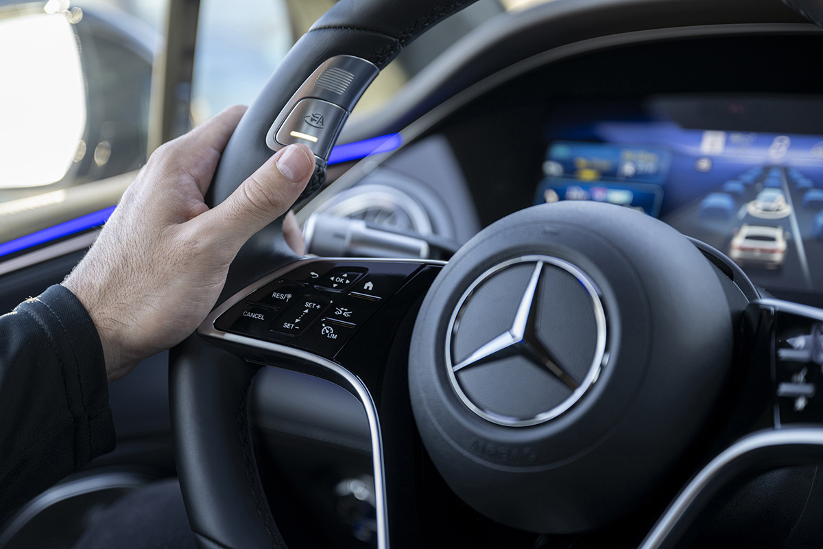 A Mercedes Drive Pilot-ja 3. szintű övezetésre képes, azaz az autó bizonyos körülmények között tud önállóan közlekedni. Ha ezek fennállnak, a rendszer kormányra telepített kapcsolóján világít a LED. Forrás: Mercedes-Benz AG