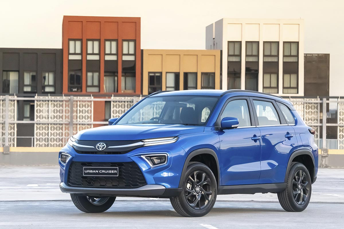 A Toyota Urban Cruiser tavaly bevezetett sorozata valójában a Suzuki Vitara indiai változatának átemblémázott rokona. Fő exportpiaca ma Dél-Afrika, benzines hajtásláncai a Suzukitól valók, de hibridrendszere a Toyotáé