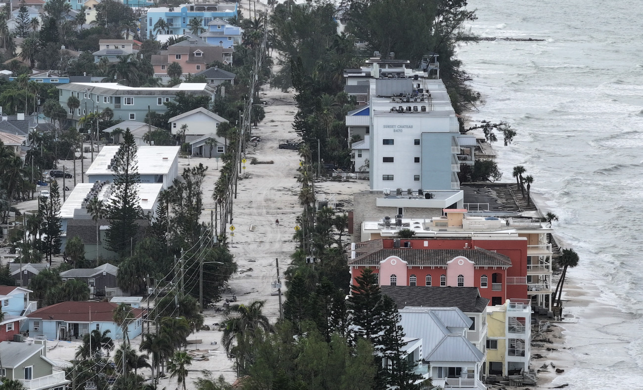 Treasure Island, Florida, szeptember 28.: Légi felvétel a homokról és a hordalékról, amivel az áradás beterítette az utcákat.