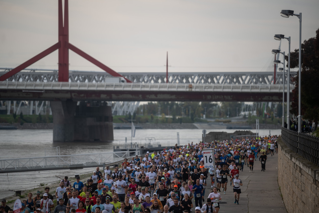 Budapest, 2024. október 13.
Versenyzők a 38. Spar Budapest Maraton Fesztiválon  a Valdemar és Nina Langlet rakparton 2024. október 13-án
MTI/Balogh Zoltán