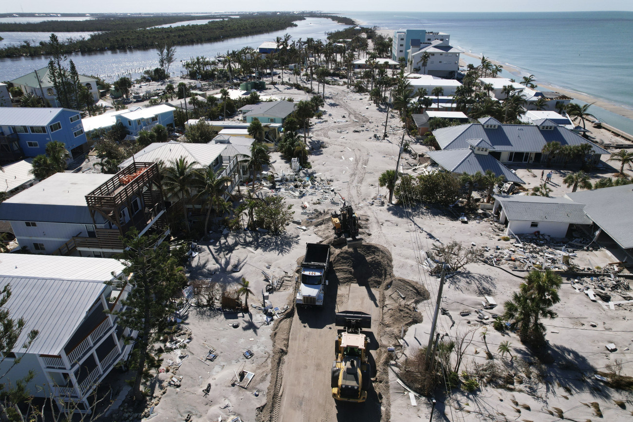 Englewood, 2024. október 13.
Az utat borító homokot takarítják el a floridai Englewoodban, a Manasota Key-n 2024. október 13-án, négy nappal a Milton hurrikán elvonulása után.
MTI/AP/Rebecca Blackwell