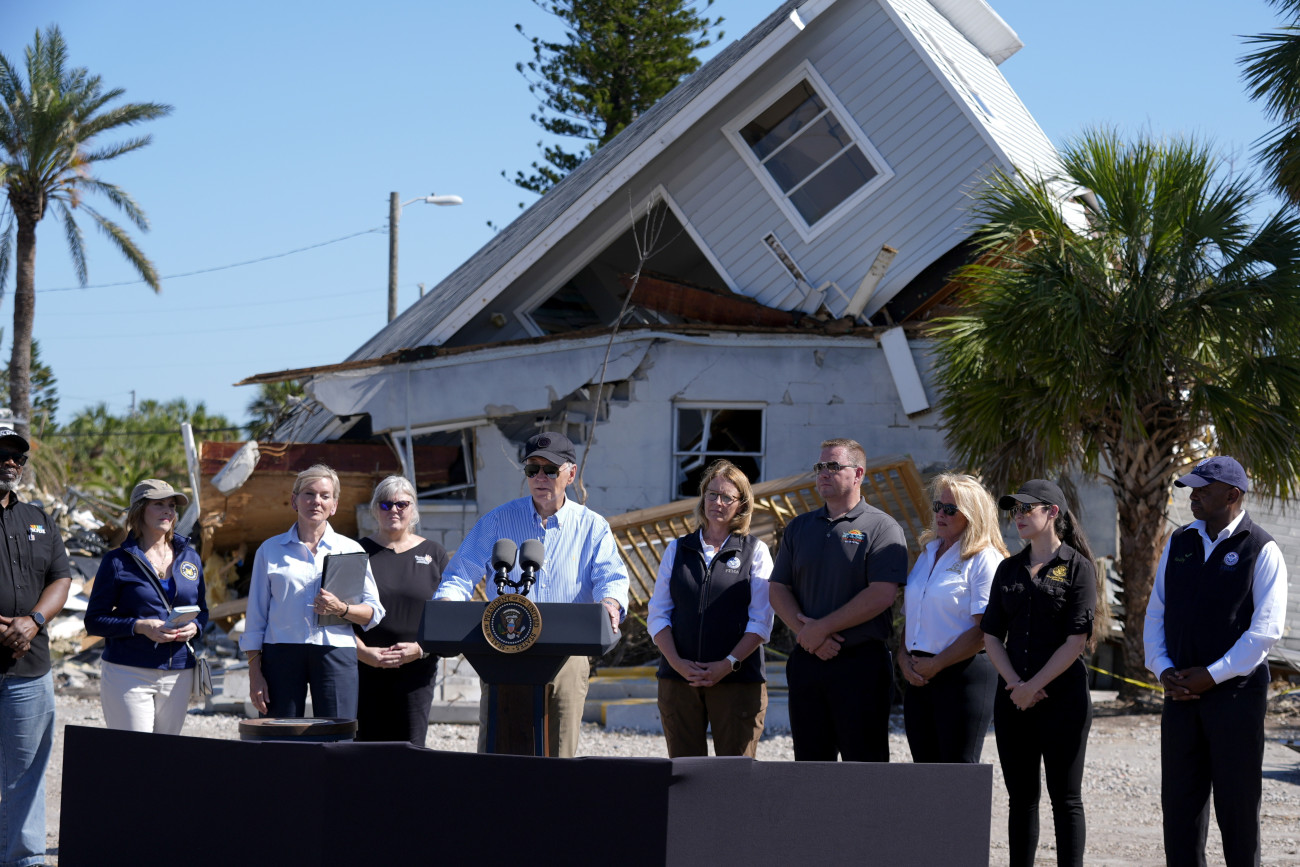 St. Pete Beach, 2024. október 13.
Joe Biden amerikai elnök beszél, miután a Milton hurrikán következményeiről hallgatott meg tájékoztatást az illetékesektől a floridai St. Pete Beachben 2024. október 13-án.
MTI/AP/Manuel Balce Ceneta