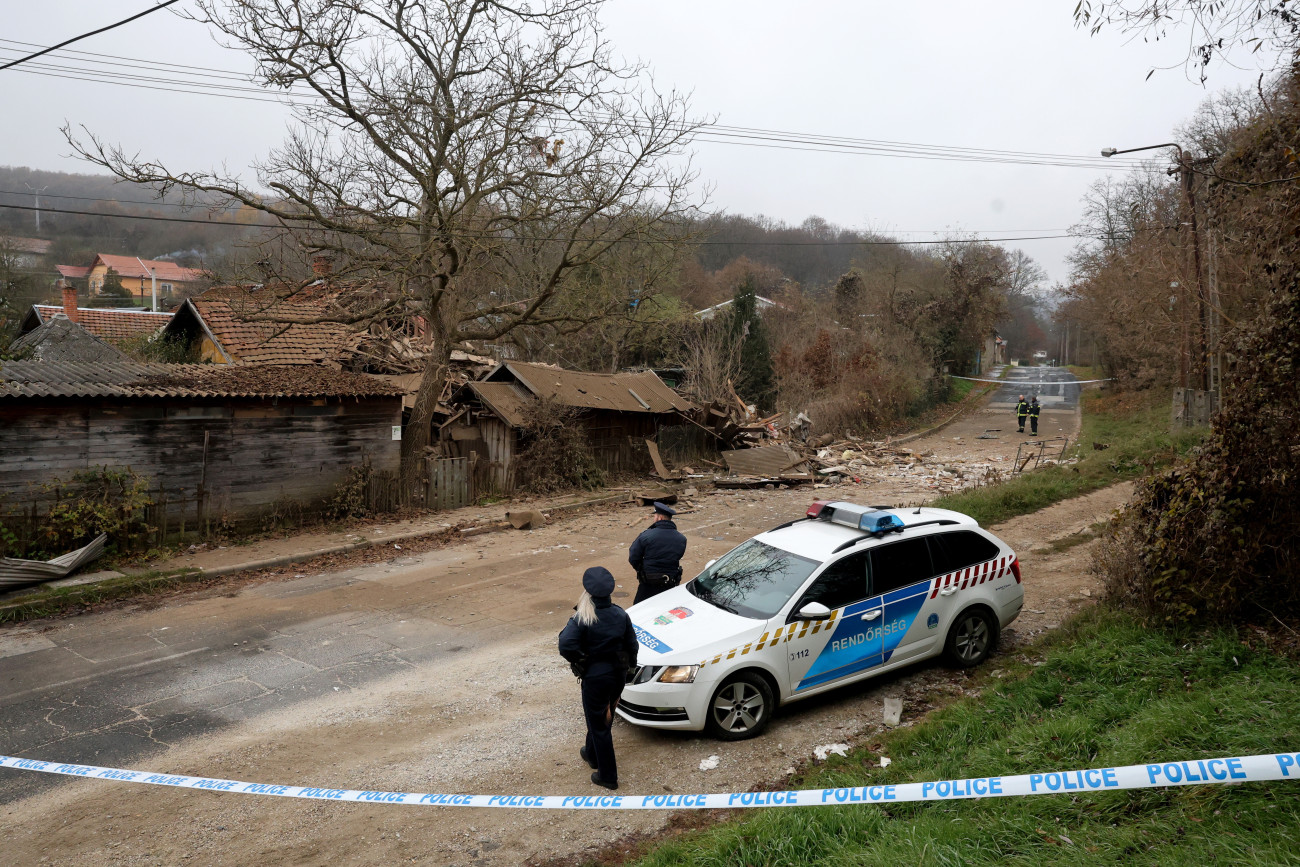 Miskolc, 2024. november 13.
Rendőrök és tűzoltók Miskolc külvárosában, ahol feltételezhetően gázrobbanás történt egy lakóházban 2024. november 13-án.
MTI/Vajda János