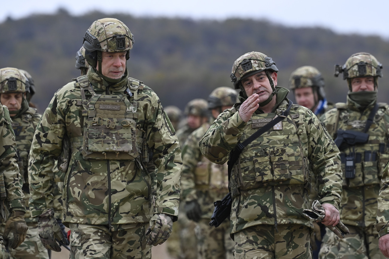 Hajmáskér, 2024. november 14.
Szalay-Bobrovniczky Kristóf honvédelmi miniszter (b) és Böröndi Gábor vezérezredes, a honvéd vezérkar főnöke a Magyar Honvédség Kinizsi Pál 30. Páncélozott Gyalogdandár lövészetének zárógyakorlatán a hajmáskéri Nullponti Lő- és Gyakorlótéren 2024. november 14-én.
MTI/Kovács Tamás