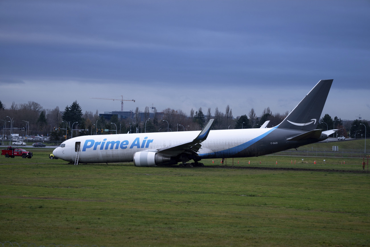 Richmond, 2024. november 19.
Az Amazon Prime Air amerikai légitársaság balesetet szenvedett áruszállító repülőgépe a Vancouver nemzetközi repülőtéren 2024. november 19-én. A Boeing 767-338-as gép a leszállást követően túlszaladt a kifutón, a balesetben a fedélzeten tartózkodó háromfős személyzet közül senki sem sérült meg.
MTI/AP/The Canadian Press/Ethan Cairns