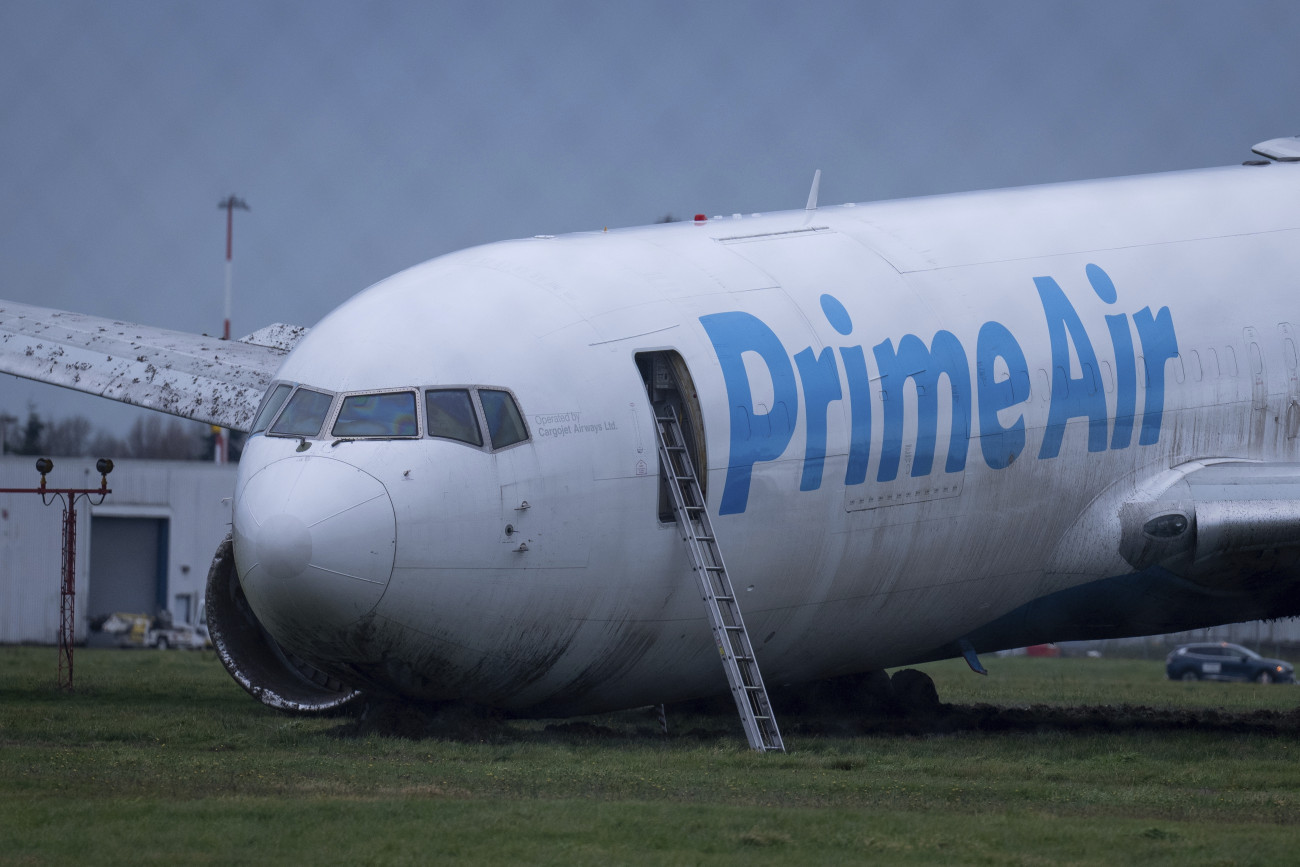 Richmond, 2024. november 19.
Az Amazon Prime Air amerikai légitársaság balesetet szenvedett áruszállító repülőgépe a Vancouver nemzetközi repülőtéren 2024. november 19-én. A Boeing 767-338-as gép a leszállást követően túlszaladt a kifutón, a balesetben a fedélzeten tartózkodó háromfős személyzet közül senki sem sérült meg.
MTI/AP/The Canadian Press/Ethan Cairns